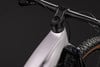 Detail eines Mountainbikes mit Gabel, Lenker und Rahmenteil.
