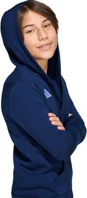 Junge in dunkelblauer Kapuzenjacke mit verschränkten Armen. Junge in dunkelblauer Kapuzenjacke mit verschränkten Armen.