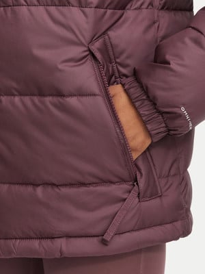 Detail einer Winterjacke mit Reißverschlusstasche und OMNI-HEAT-Aufdruck. Detail einer Winterjacke mit Reißverschlusstasche und OMNI-HEAT-Aufdruck.