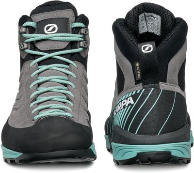 Graue Damen-Wanderschuhe mit türkisfarbenen Schnürsenkeln und Sohle. Graue Damen-Wanderschuhe mit türkisfarbenen Schnürsenkeln und Sohle.