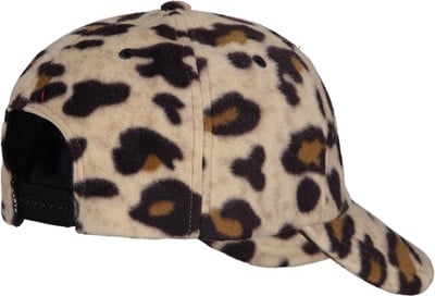 Eine Kappe mit Leopardenmuster und verstellbarem Riemen auf der Rückseite. Eine Kappe mit Leopardenmuster und verstellbarem Riemen auf der Rückseite.