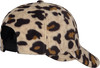 Eine Kappe mit Leopardenmuster und verstellbarem Riemen auf der Rückseite.