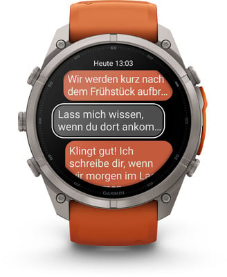 Eine Smartwatch zeigt deutsche Nachrichten mit Uhrzeit und Gesprächsinhalt an. Eine Smartwatch zeigt deutsche Nachrichten mit Uhrzeit und Gesprächsinhalt an.