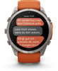 Eine Smartwatch zeigt deutsche Nachrichten mit Uhrzeit und Gesprächsinhalt an.