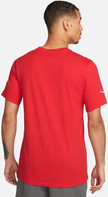 Mann in einem roten Kurzarmshirt mit Logo am Ärmel. Mann in einem roten Kurzarmshirt mit Logo am Ärmel.