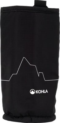 Schwarzer Stoffbehälter mit weißem Bergmotiv und Kohla-Logo. Schwarzer Stoffbehälter mit weißem Bergmotiv und Kohla-Logo.