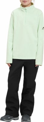 Mädchen in hellgrünem Fleece-Pullover und schwarzer Hose. Mädchen in hellgrünem Fleece-Pullover und schwarzer Hose.