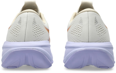 Rückansicht eines Paares Laufschuhe in Weiß und Lila.