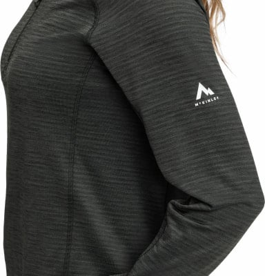 Dunkelgrüner Damenpullover mit McKinley-Logo auf dem Ärmel.