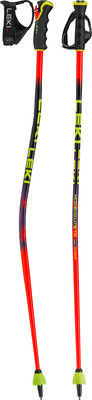 Leki Skistöcke mit roten Aluminiumschaften und schwarzen Griffen. Leki Skistöcke mit roten Aluminiumschaften und schwarzen Griffen.