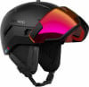 Schwarzer Atomic Skihelm mit roter Visierscheibe und Riemen.