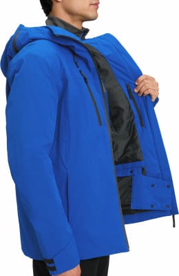 Ein Mann in einer blauen Jacke mit offenem Reißverschluss und grauem Futter.