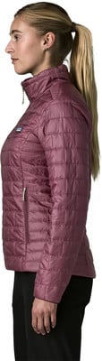 Frau in dunkelrosa gesteppter Jacke mit Pferdeschwanz und schwarzer Hose. Frau in dunkelrosa gesteppter Jacke mit Pferdeschwanz und schwarzer Hose.