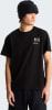 Ein Mann in einem schwarzen T-Shirt mit einem Snowboarder-Aufdruck und dem North Face Logo.