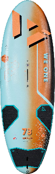 Hellblaues Renn-Windsurfbrett mit orange-schwarzen Akzenten.