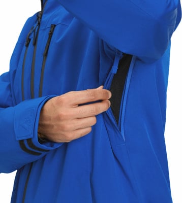 Ein Mann öffnet den Reißverschluss einer blauen Jacke und enthüllt ein Netz.