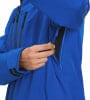 Ein Mann öffnet den Reißverschluss einer blauen Jacke und enthüllt ein Netz.