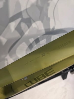 Goldener Fahrradrahmen mit CUBE STEREO Schriftzug und Größenangabe. Goldener Fahrradrahmen mit CUBE STEREO Schriftzug und Größenangabe.