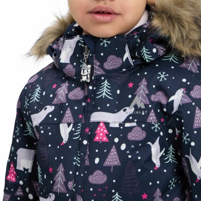 Kinder-Winterjacke mit Tiermotiv und Bäumen.