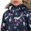 Kinder-Winterjacke mit Tiermotiv und Bäumen.
