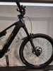 Schwarzes Mountain-E-Bike mit gelbem Schriftzug und Federgabel.