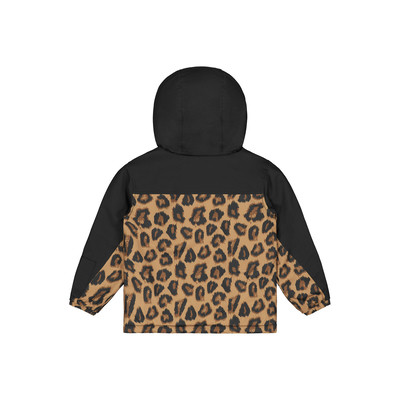 Rückansicht einer Kinderjacke mit Leopardenmuster und schwarzer Kapuze. Rückansicht einer Kinderjacke mit Leopardenmuster und schwarzer Kapuze.