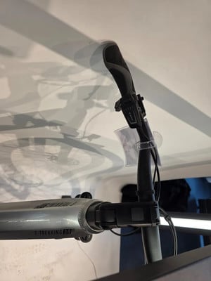 Detailansicht des E-Bike-Lenkers mit Bosch-Display und E-TREKKING-Logo. Detailansicht des E-Bike-Lenkers mit Bosch-Display und E-TREKKING-Logo.