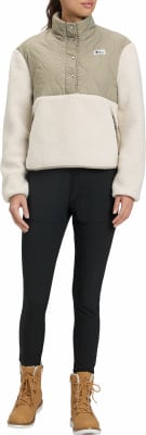 Damen-Stepppullover mit Lammfell und schwarzer Leggings.