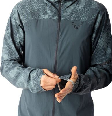 Detail einer Jacke mit Aufdruck, Reißverschluss und Ärmeln mit elastischem Bund. Detail einer Jacke mit Aufdruck, Reißverschluss und Ärmeln mit elastischem Bund.