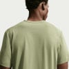 Rückansicht eines Mannes in einem hellgrünen T-Shirt.