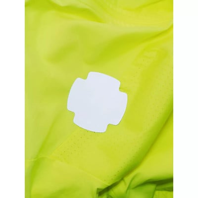Grüne Jacke mit weißem Logo und perforierten Einsätzen.