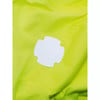 Grüne Jacke mit weißem Logo und perforierten Einsätzen.