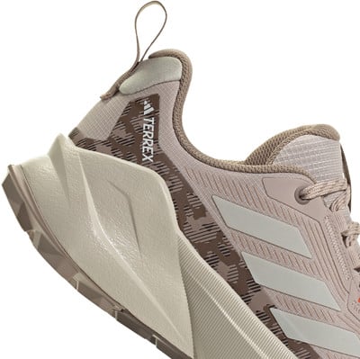 Detail eines Adidas Terrex Laufschuhs mit auffälligem Muster und Logo. Detail eines Adidas Terrex Laufschuhs mit auffälligem Muster und Logo.