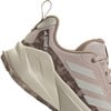 Detail eines Adidas Terrex Laufschuhs mit auffälligem Muster und Logo.