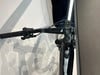 Detail des Lenkers und der Vorderseite eines schwarzen Mountainbikes mit weißen Elementen.