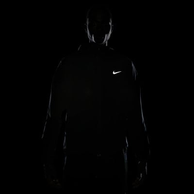 Egy férfi fekete ruhában, Nike logóval a mellkasán. Egy férfi fekete ruhában, Nike logóval a mellkasán.