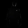Egy férfi fekete ruhában, Nike logóval a mellkasán.