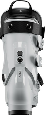 Rückansicht eines weißen Atomic-Skischuhs mit schwarzem Riemen und Prime-Schriftzug. Rückansicht eines weißen Atomic-Skischuhs mit schwarzem Riemen und Prime-Schriftzug.