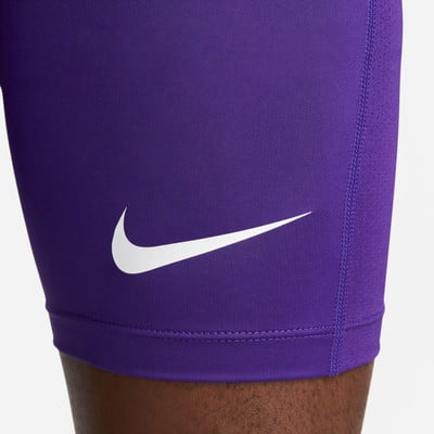 Lila Shorts mit weißem Nike-Logo auf dem Oberschenkel. Lila Shorts mit weißem Nike-Logo auf dem Oberschenkel.