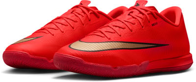 Červené kopačky Nike s čiernym a zlatým pruhom, halové Červené kopačky Nike s čiernym a zlatým pruhom, halové