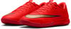 Červené kopačky Nike s čiernym a zlatým pruhom, halové
