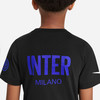 Ein Kind trägt ein schwarzes T-Shirt mit der Aufschrift INTER MILANO.
