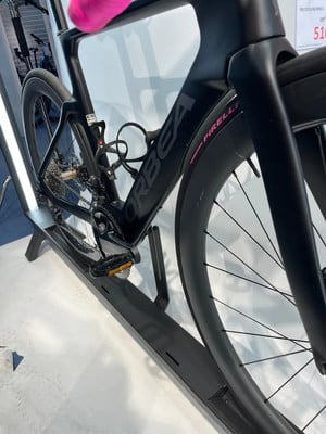 Ein schwarzes Rennrad mit rosa Sattel und Orbea-Aufschrift.