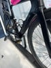 Ein schwarzes Rennrad mit rosa Sattel und Orbea-Aufschrift.