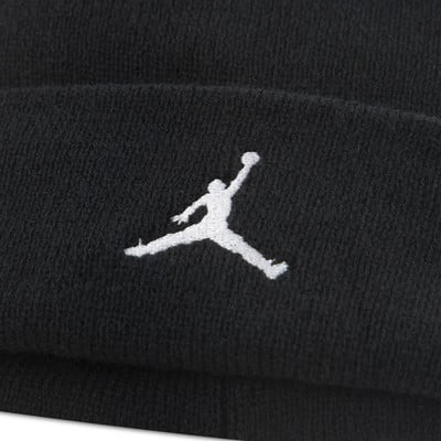 Schwarze Mütze mit weißem Jumpman-Logo von Jordan Brand. Schwarze Mütze mit weißem Jumpman-Logo von Jordan Brand.