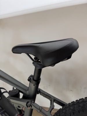 Schwarze Fahrradsattelstütze mit strukturierter Oberfläche und Sattel. Schwarze Fahrradsattelstütze mit strukturierter Oberfläche und Sattel.