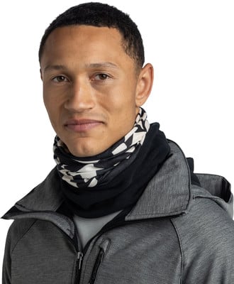 Ein Mann mit kurzen Haaren trägt einen Nackenschutz mit geometrischem Muster und eine graue Jacke. Ein Mann mit kurzen Haaren trägt einen Nackenschutz mit geometrischem Muster und eine graue Jacke.