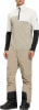Mann in beige Skihose und zweifarbigem Jacket mit schwarzen Ärmeln.