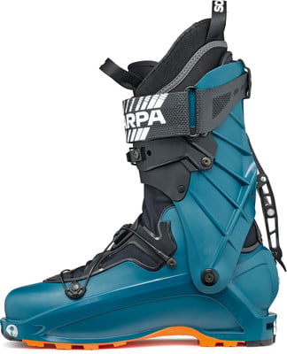 Ein blauer Skischuh mit orangefarbener Sohle und schwarzen Details. Ein blauer Skischuh mit orangefarbener Sohle und schwarzen Details.