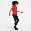 Rotes T-Shirt und schwarze Leggings mit weißem Nike-Logo auf dem Shirt.